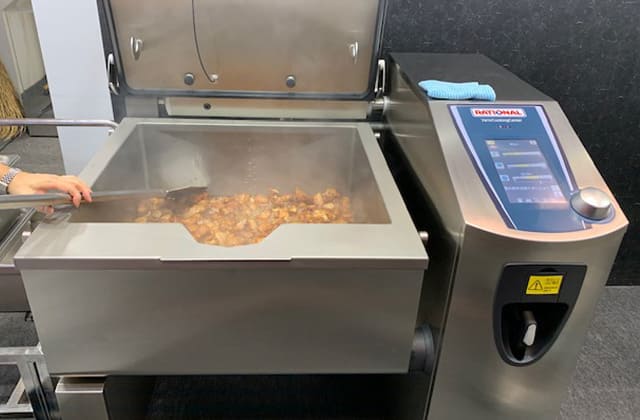 焼く・蒸す・煮るが１台で出来る